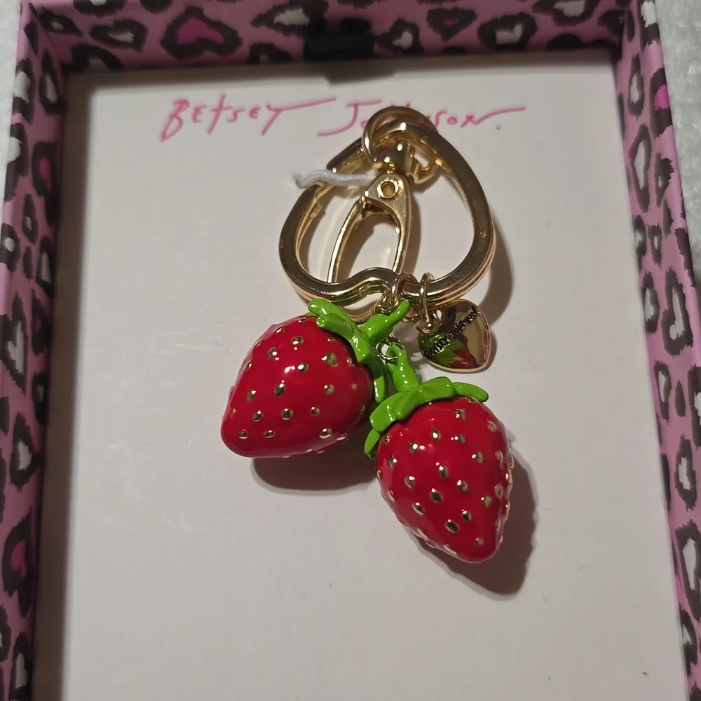 🧚‍♀️Betsey Johnson Strawberry Enamel Painted Keychain NIB/NWT